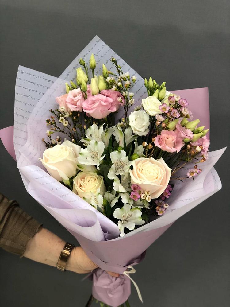 Букет цветов из: Альстромерии, Розы и Лизиантусы в Короче