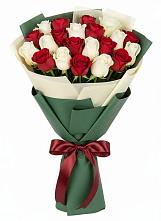 Букет Микс из красных и белых роз в Короче