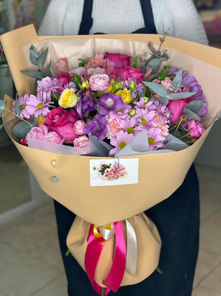 Букет цветов из: Хризантемы, Гвоздики и Альстромерии в Короче