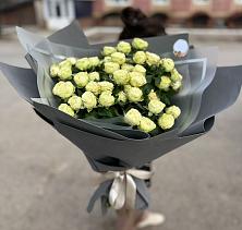 Букет Белые кустовые розы Солинеро в Короче