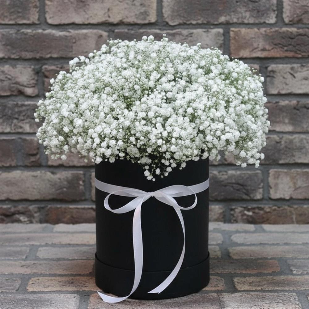 Цветочная композиция из Гипсофила в шляпной коробке в Короче