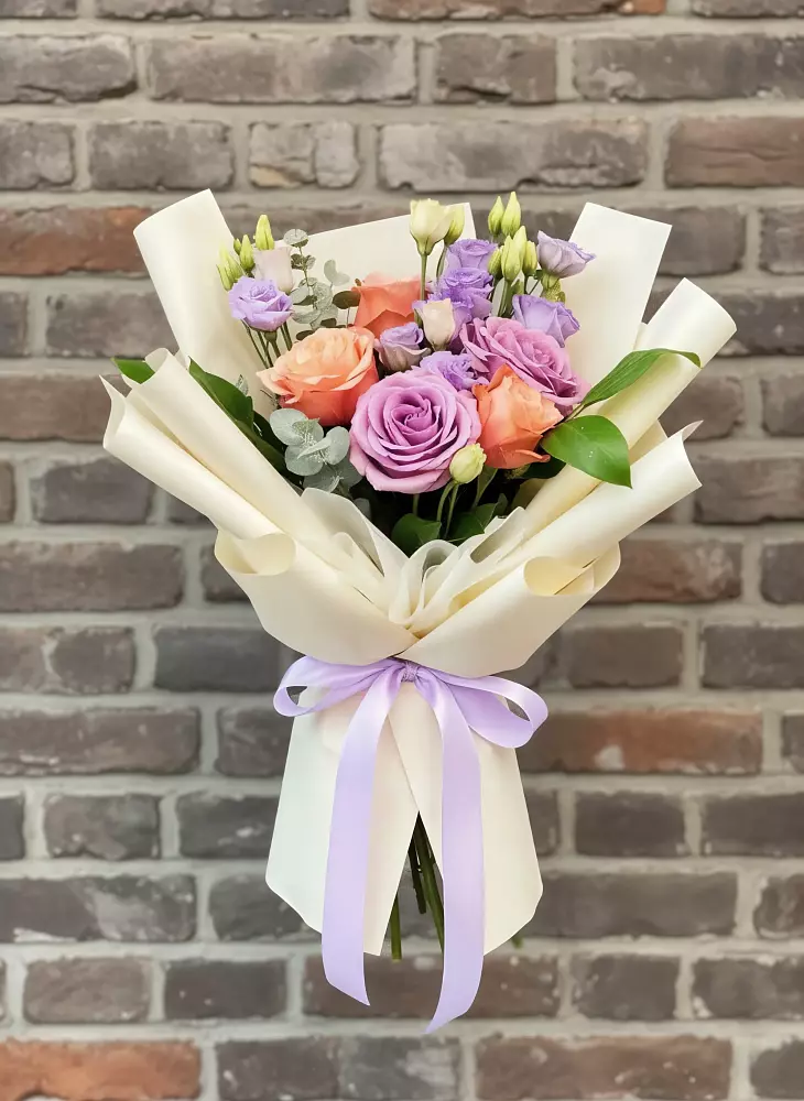 Букет цветов из: Лизиантусы и Розы в Короче