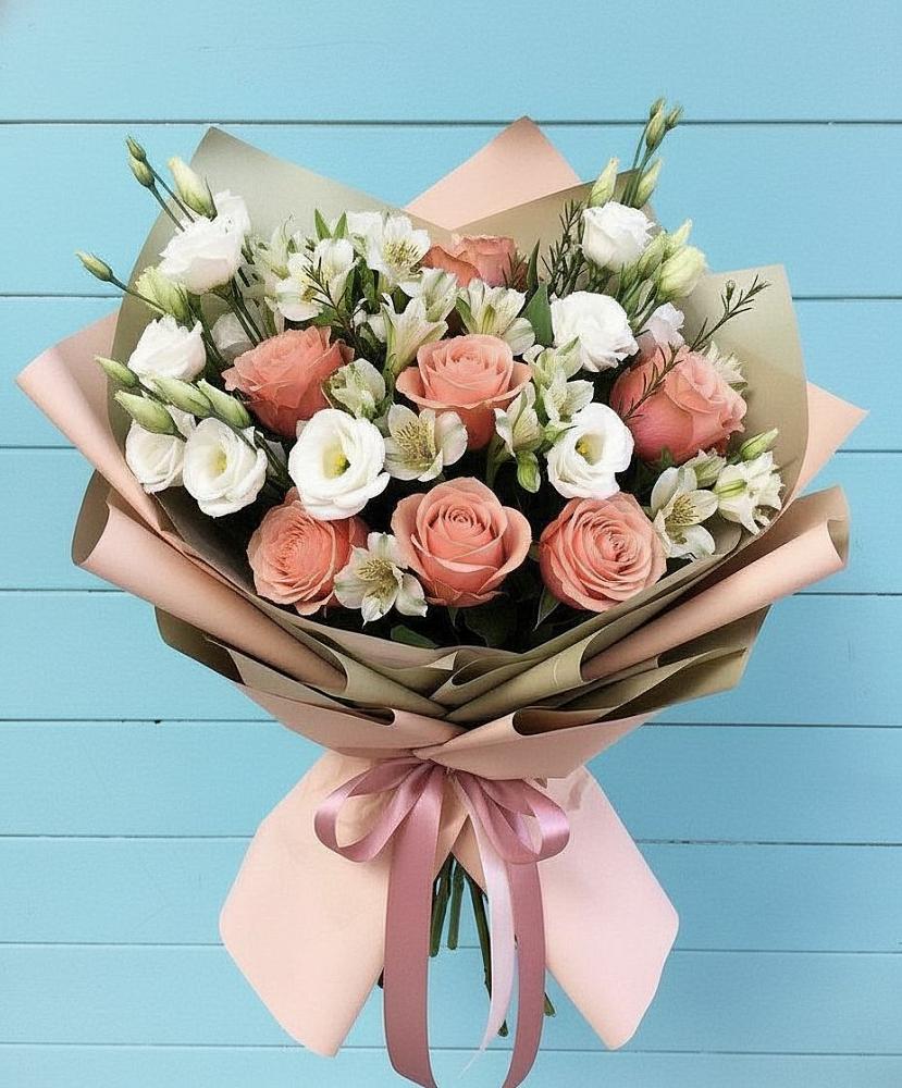 Букет цветов из: Розы, Альстромерии и Лизиантусы в Короче