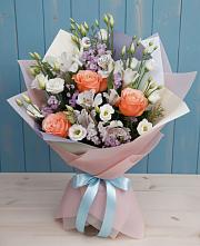 Букет цветов из:  Лизиантусы, Розы, Альстромерии и Гипсофила в Короче
