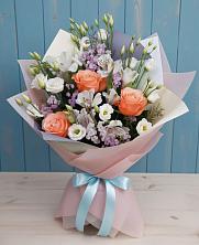 Букет цветов из:  Лизиантусы, Розы, Альстромерии и Гипсофила в Короче