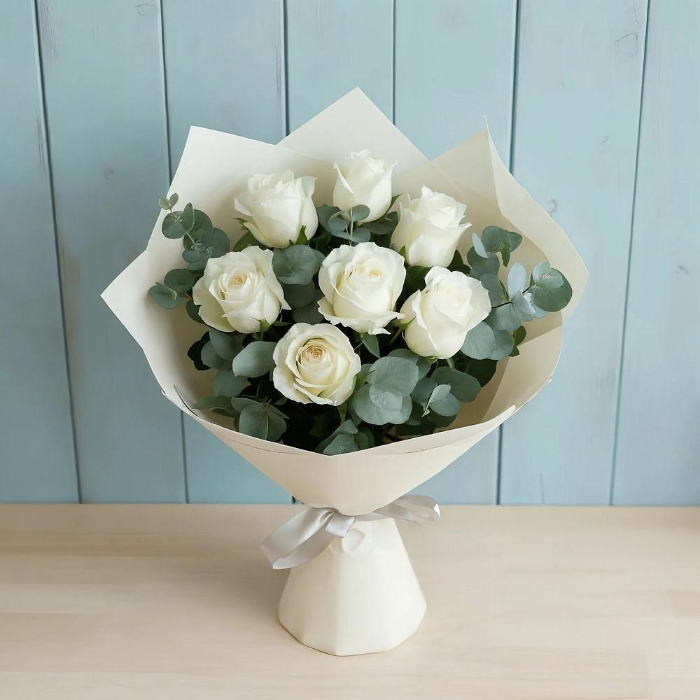 Букет Белые розы в Эвкалипте в Короче