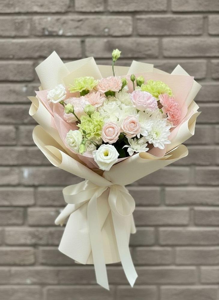 Букет цветов из: Гвоздики, Розы, Лизиантусы и Хризантемы в Короче