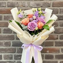 Букет цветов из:  Лизиантусы и Розы в Короче