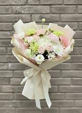Букет цветов из:  Гвоздики, Розы, Лизиантусы и Хризантемы в Короче