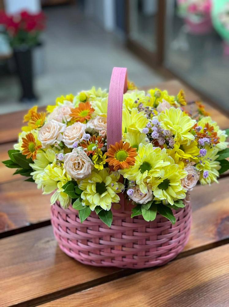 Цветочная композиция из Хризантемы и Розы в корзине в Короче