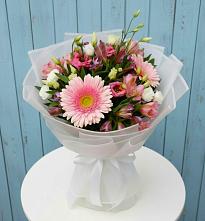 Букет цветов из:  Герберы, Альстромерии и Лизиантусы #REPLACE_PRED# Короче