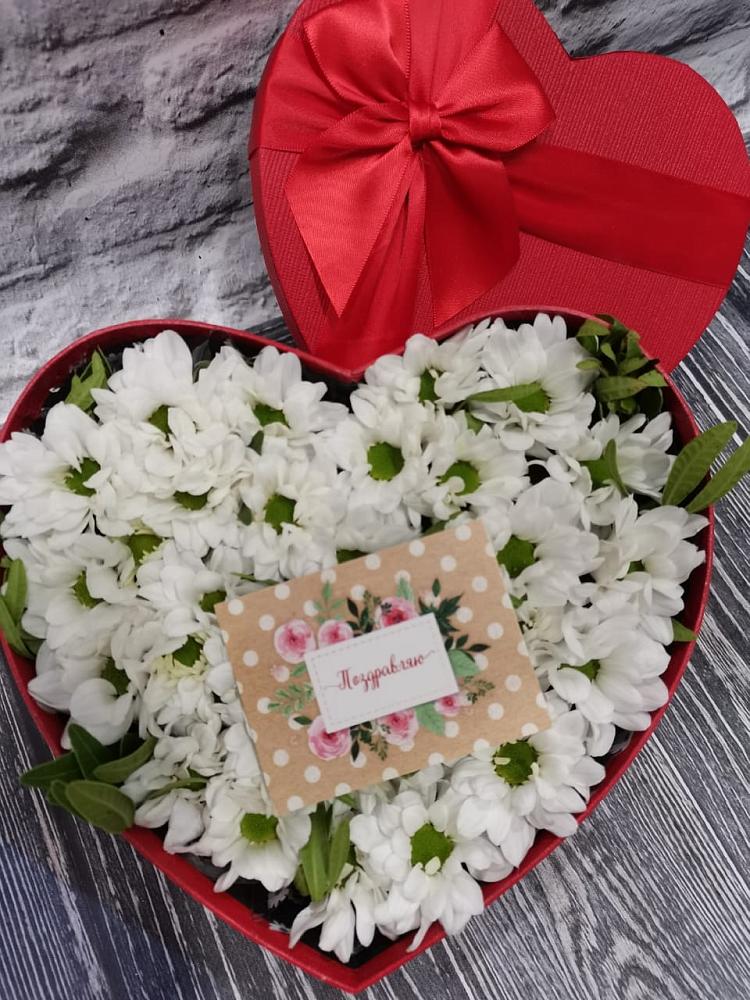 Цветочная композиция из Хризантемы в виде сердца в Короче