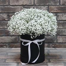 Цветочная композиция из Гипсофила в шляпной коробке в Короче