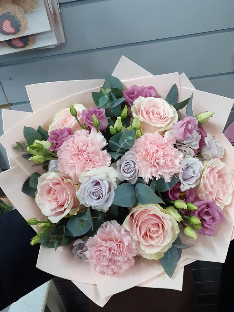 Букет цветов из: Розы, Гвоздики и Лизиантусы в Короче