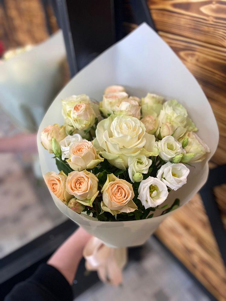 Букет цветов из: Розы и Лизиантусы в Короче